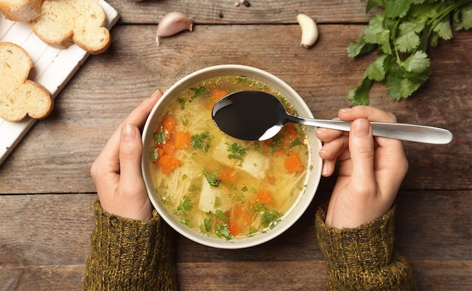 10 recetas de sopas fáciles y calentitas listas en menos de 30 minutos