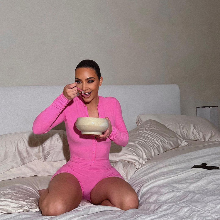 Kim Kardashian comiendo un bol de pudding de chía