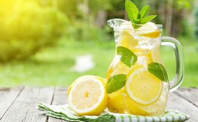 8 bebidas con limón para un verano muy refrescante