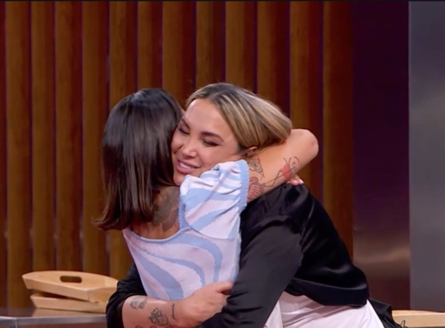 Lorena abraza a Daniela 