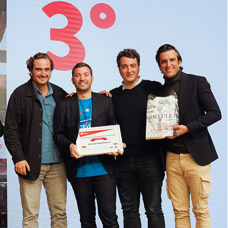 El equipo de Grosso Napoletano recogiendo el tercer premio