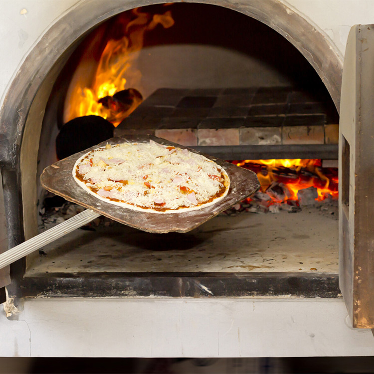 Pizza en horno de leña