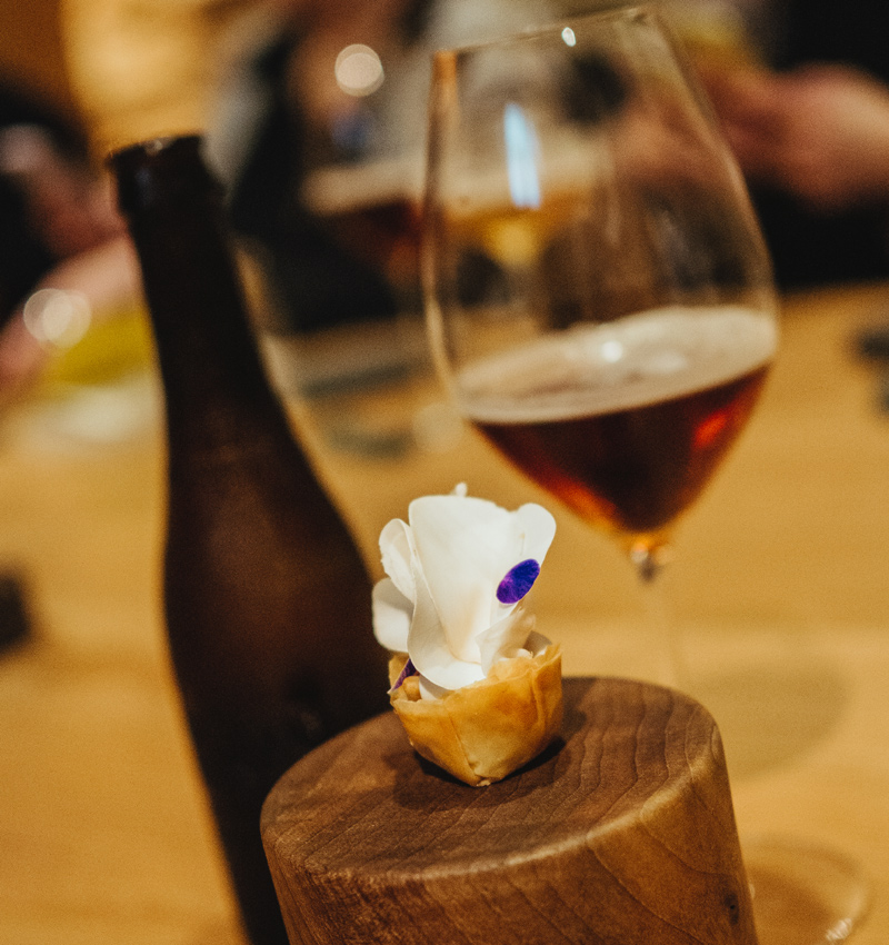 Tartaleta de aceituna negra, piñón, foie y champiñón, con cerveza criada en barrica de amontilado