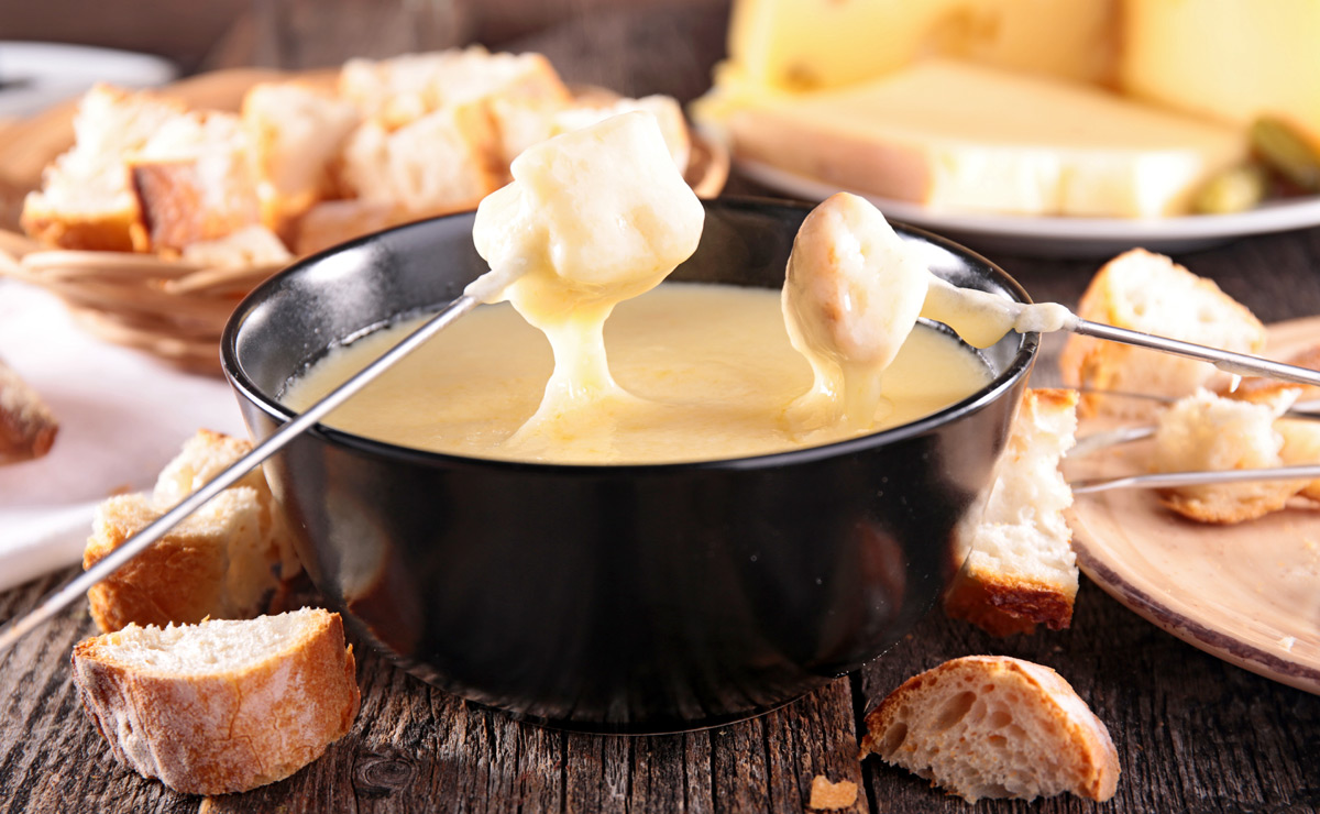 ‘Fondue’ con amigos: planazo gastro de finde… ¡para derretirse de placer!