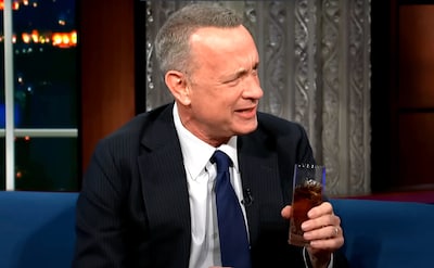 2 ingredientes y una extraña mezcla: el curioso cóctel que Tom Hanks ha hecho viral