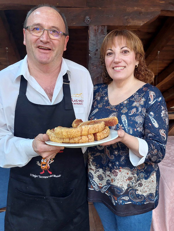 Hosteleros Restaurante Antonio con sus torreznos ganadores