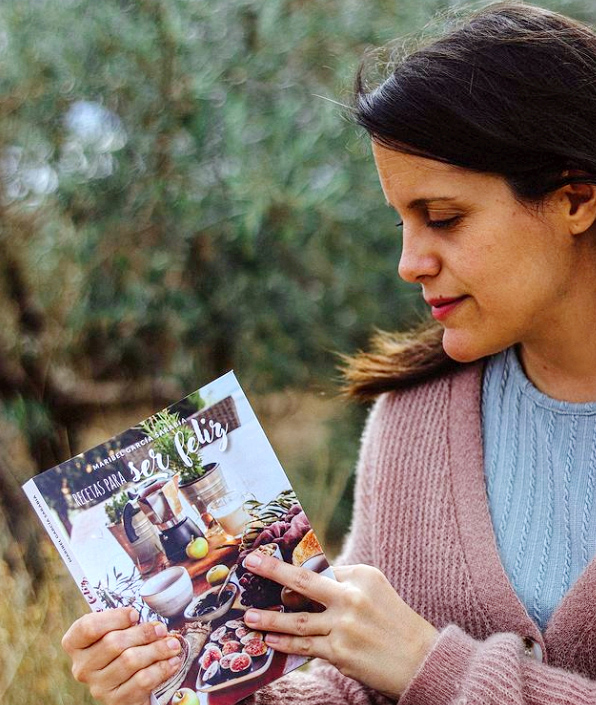 Maribel García con su libro Recetas para ser feliz