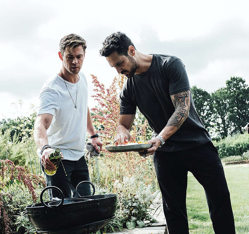 Chris Hemsworth y Sergio Perera cocinando al aire libre