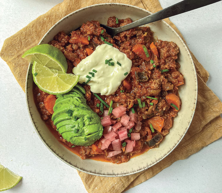 Bol de carne especiada con salsa de yogur