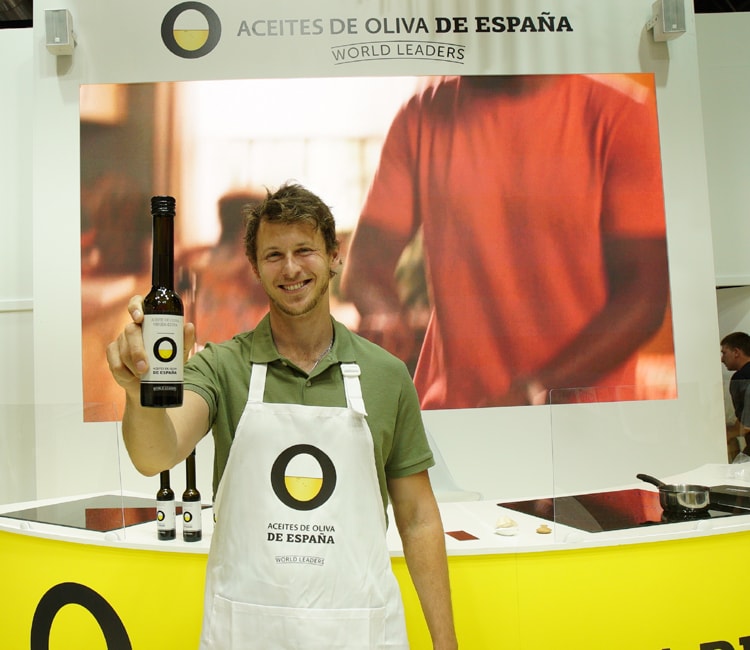 Nicolás Coronado con una botella de aceite de oliva en la mano