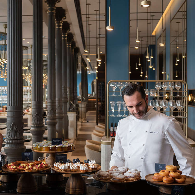 Mario Sandoval delante del desayuno del Hotel JW Marriot Madrid