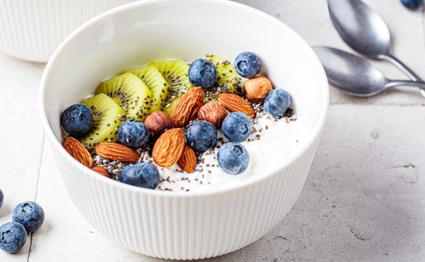 Bol (o bowl) de yogur con frutas y muesli para un desayuno saludable -  ConKdeKilo