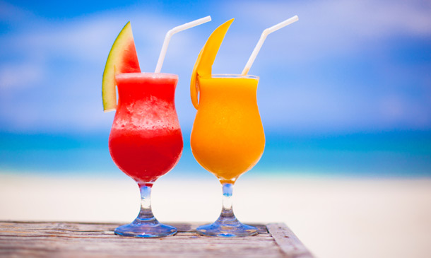 En casa, a pie de playa o en una terraza… ¿qué beber y comer para no coger kilos en verano?