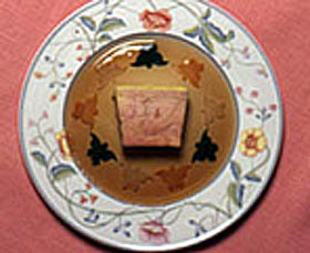 Terrina de hígado de pato fresco sobre mármol de gelatina al oporto