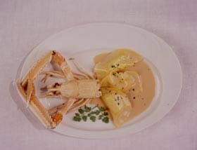Raviolis de cigalas con salsa de foie-gras
