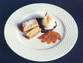 Tarta de santiago con melocotón confitado, helado de mazapán y salsa de bombón de chocolate