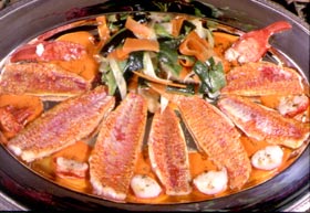 Salmonetes con cintas de verduras y salsa de pimiento del piquillo