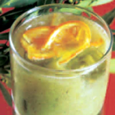 Cóctel sin alcohol de kiwi con naranja confitada