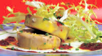 Terrina de foie con buqué de escarola y aceite de remolacha