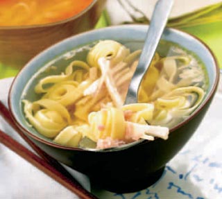 Sopa de pollo con cintas a la oriental