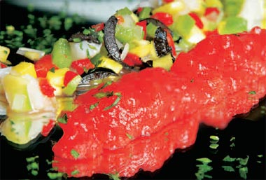 Esqueixada de bacalao con 'gellé' de tomate y olivas negras