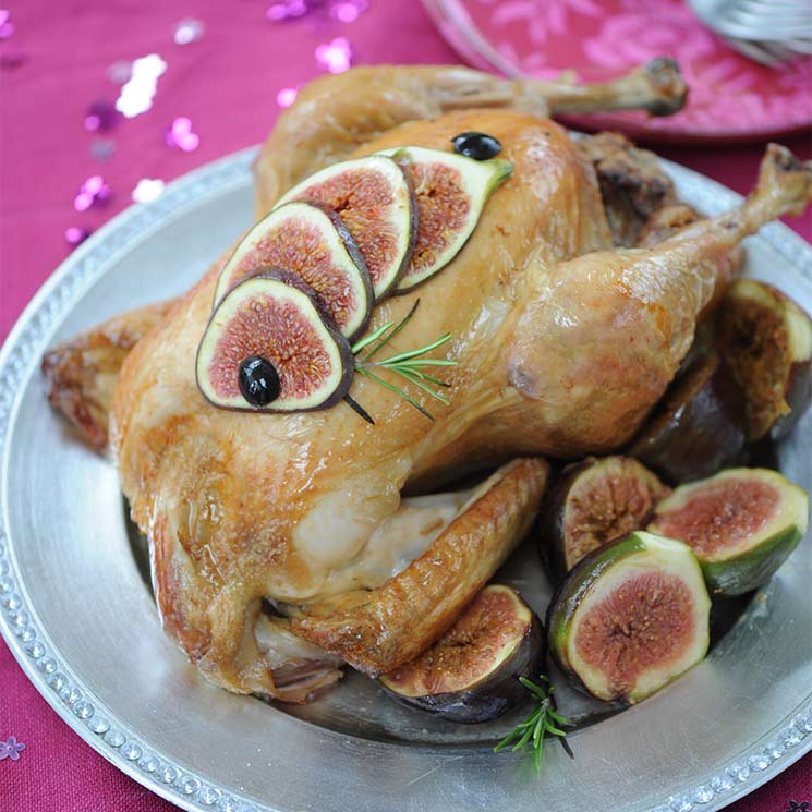 Capón asado al tomillo, con manzana, frutos secos y migas dulces