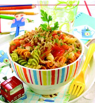 Ensalada de pasta con atún, tomate y mostaza