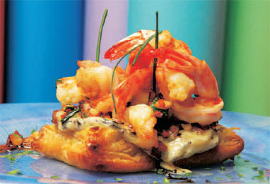 Tosta hojaldrada de gambas con cebolleta trufada y daditos de verdura