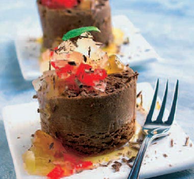 Pastel de chocolate con salsa al ron