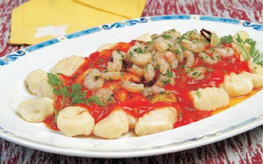 Ñoquis con tomate y gambas