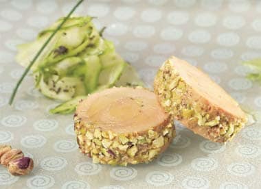 Terrina de 'foie' con frutos secos y ensalada de espárragos con trufa