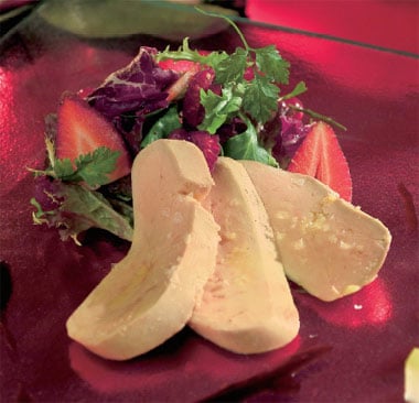 Ensalada de foie con manzana verde y frutas rojas
