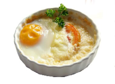 Huevos con queso y tomate