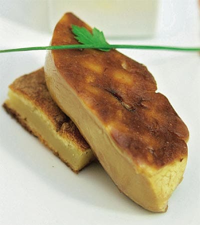 Foie-gras sobre almohada de sericá, salsa de capuchos y jalea de vino de oporto