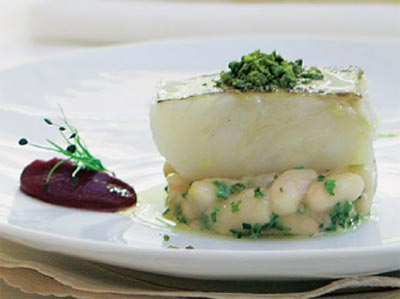 Bacalao a la llauna con mongetas y romesco de remolacha