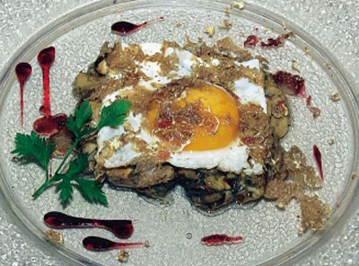 Salteado de ceps con huevo de oca frito y trufa blanca de alba