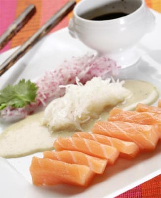 Sashimi de salmón con salsas de soja y de mostaza a la miel