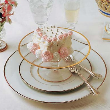 Tarta de merengue con capullos de rosas