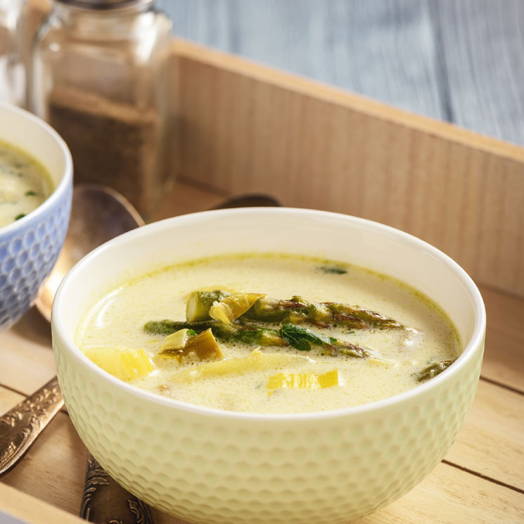 Sopa de patatas y espárragos verdes