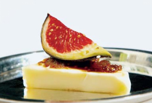 Triángulos de queso con mermelada de higos