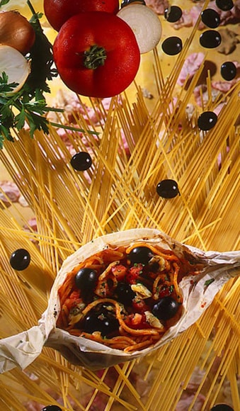 Espaguetis con berberechos en papillote