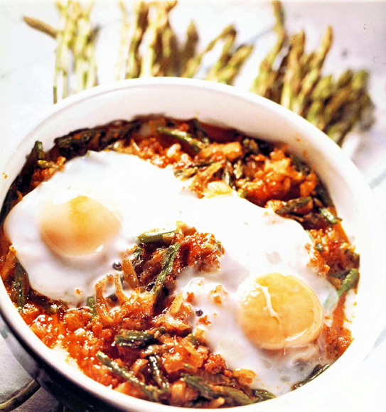 Huevos al horno con espárragos silvestres y sobrasada