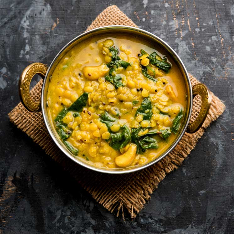 Lentejas con curry y espinacas fritas