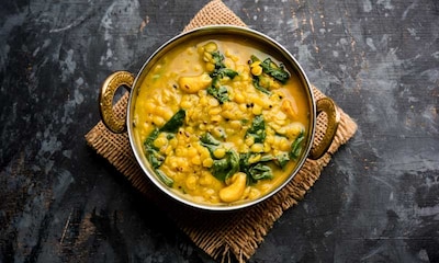 Lentejas con curry y espinacas fritas