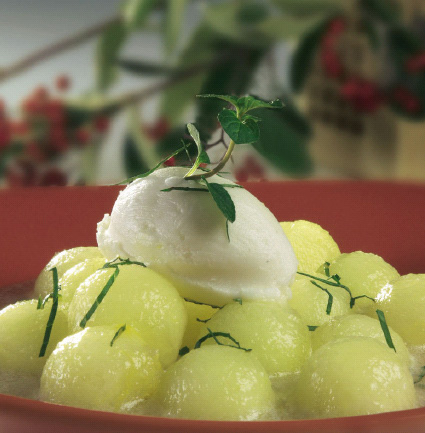 Sopa fria de melón con menta y helado de limón