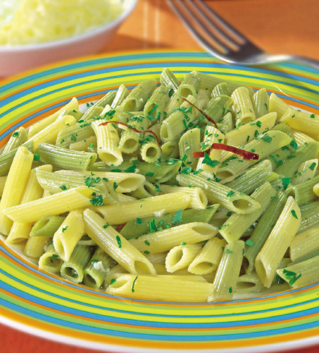 Macarrones de colores al ajo aceite