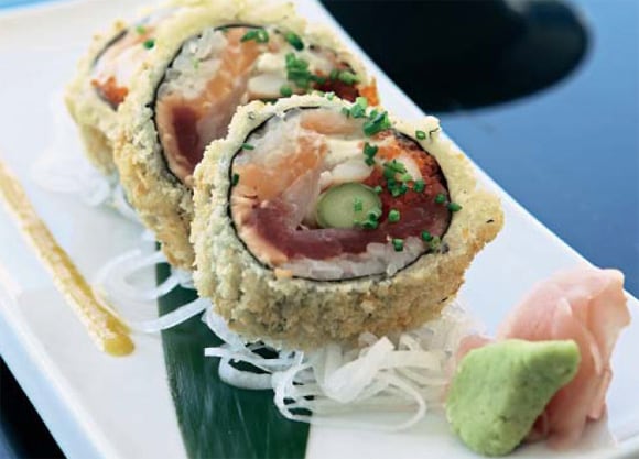 Maki-sushi rebozado relleno de pescado