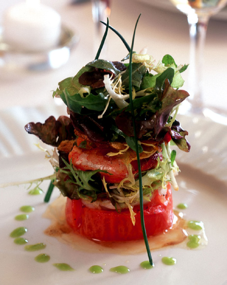 Ensalada de bogavante sobre tomate horneado al tomillo