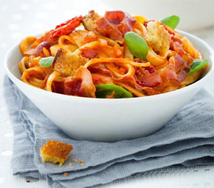 Pasta con tomates 'cherry' y picatostes de cúrcuma