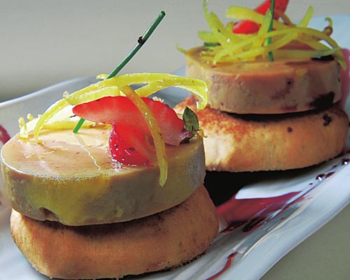 Canapés de foie sobre pequeñas tortas de txantxigorri